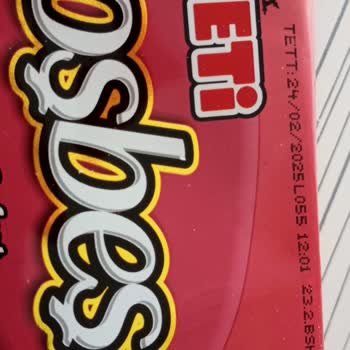 BİM Eti Hoşbeş Çilek Kremalı Gofrette Çıkan Kömürümsü Madde