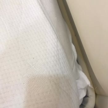İşbir Yatak Yatak Kılıfı Çekti Ve Lekeler Geçmiyor