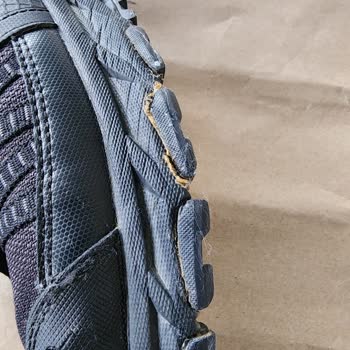 Skechers Dikişleri Açılan Spor Ayakkabısı İçin Hiçbir Şey Yapmadı.