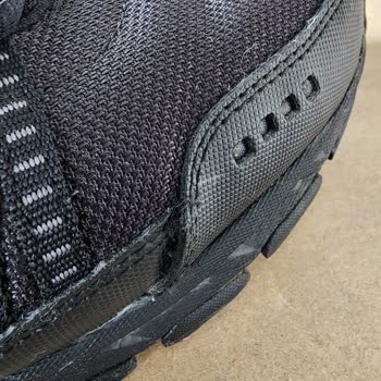 Skechers Dikişleri Açılan Spor Ayakkabısı İçin Hiçbir Şey Yapmadı.