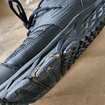 Skechers Dikişleri Açılan Spor Ayakkabısı İçin Hiçbir Şey Yapmadı.