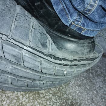 Petlas Otomobil Lastiğinin Yarılması