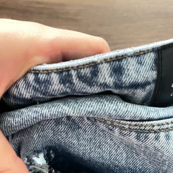 Mavi Jean Arka Cebinde Açılma Oldu