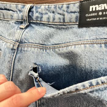 Mavi Jean Arka Cebinde Açılma Oldu