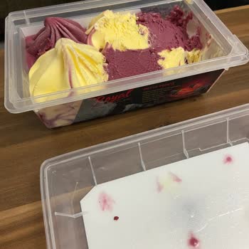 Golf Dondurma Golf Royal Gourmet Dondurmadan Ahududu Renginde Sert Plastik Çıktı.