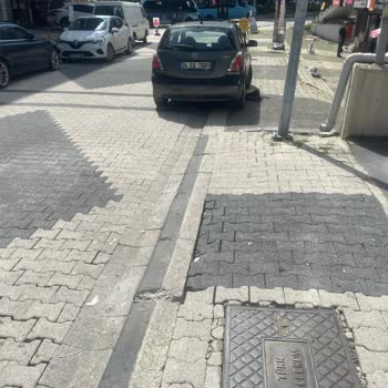 Maltepe Belediyesinin Karşı Sokağında Kaldırımdaki Çökmeler