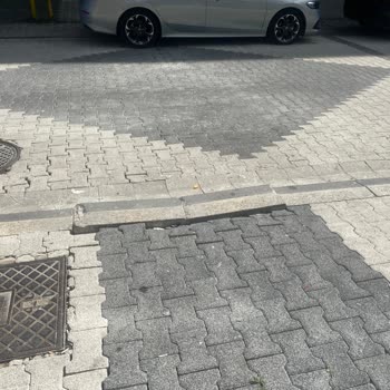 Maltepe Belediyesinin Karşı Sokağında Kaldırımdaki Çökmeler