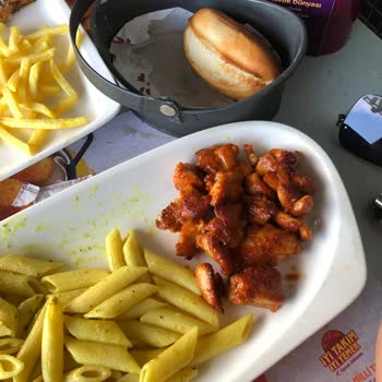 Tavuk Dünyası Pis Pişmemiş Ve Porsiyonlar Her Zamankinden Az