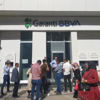 Garanti BBVA Van'da Banka Önünde Uzun Bekleyiş Sorunu