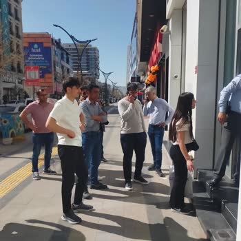 Garanti BBVA Van'da Banka Önünde Uzun Bekleyiş Sorunu