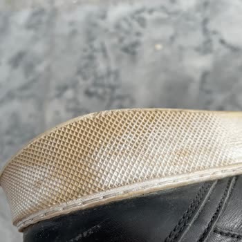 Elle Ayakkabının Tabanlarında Oluşan Sararma