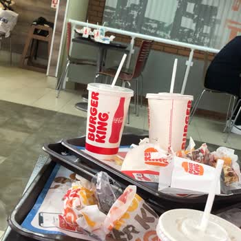 Burger King Kirli, Toplanmamış Masalar. Hijyensiz Ve Pis Ortam.
