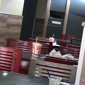 Burger King Kirli, Toplanmamış Masalar. Hijyensiz Ve Pis Ortam.