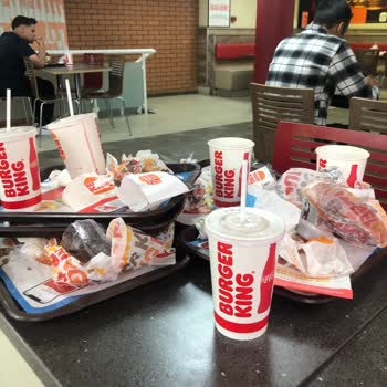 Burger King Kirli, Toplanmamış Masalar. Hijyensiz Ve Pis Ortam.