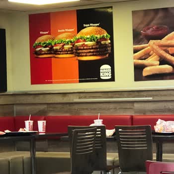 Burger King Kirli, Toplanmamış Masalar. Hijyensiz Ve Pis Ortam.