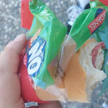 BİM Marketten Aldığım Dardanel Sandviçten Plastik İplik Cisim Çıktı