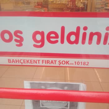 Şok Marketler İlgisiz Duyarsız Tavırlı Şok Mağaza Çalışanı