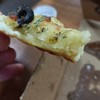 Domino's Bol Peynirli Ekmek Çiğ Geldi