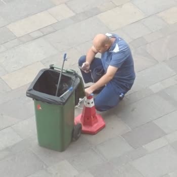 ISS Türkiye Alışveriş Merkezi Çalışanının Görevi Sırasında Telefon Kullanımı