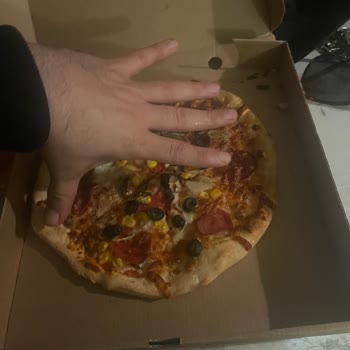 "Pizza Hut'tan Gelen Küçük Sürpriz: Boyut Problemi! "