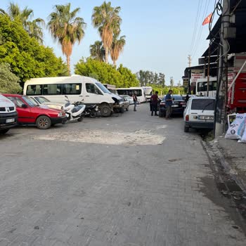 Çetiner Oto Trafiği Ve Yolun Yarısını Kapatıyor.