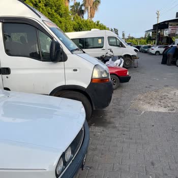 Çetiner Oto Trafiği Ve Yolun Yarısını Kapatıyor.