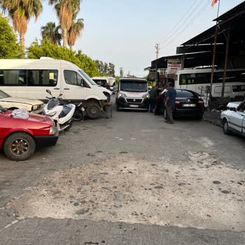 Çetiner Oto Trafiği Ve Yolun Yarısını Kapatıyor.