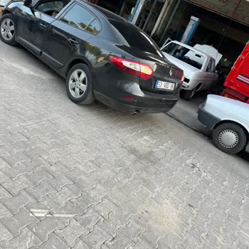 Çetiner Oto Trafiği Ve Yolun Yarısını Kapatıyor.