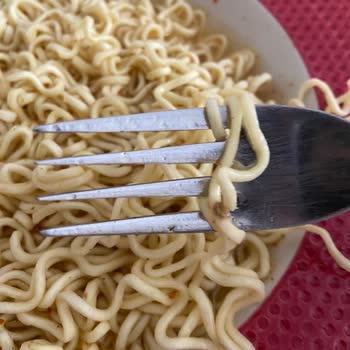 İndomie Marka Noodleden Çıkan Böcek