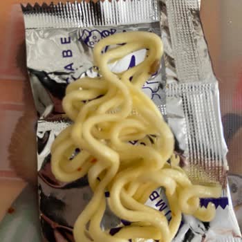 İndomie Marka Noodleden Çıkan Böcek