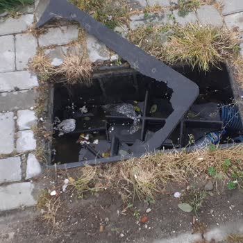 Türk Telekom Kırık Kapak Sokakta Tehlike Arz Ediyor