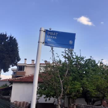 Türk Telekom Kırık Kapak Sokakta Tehlike Arz Ediyor