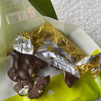 Eti Gıda Eti Antep Fıstıklı Çikolata İçinde Beyaz Değişik Şeyler Var