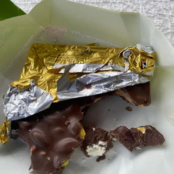 Eti Gıda Eti Antep Fıstıklı Çikolata İçinde Beyaz Değişik Şeyler Var