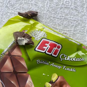 Eti Gıda Eti Antep Fıstıklı Çikolata İçinde Beyaz Değişik Şeyler Var
