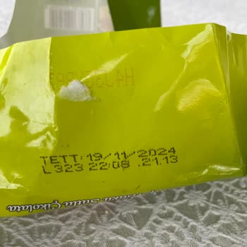 Eti Gıda Eti Antep Fıstıklı Çikolata İçinde Beyaz Değişik Şeyler Var