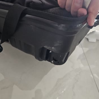 Pegasus Konya Havaalanı Çalışan Tartışması Sonucu Kırılan Valizler