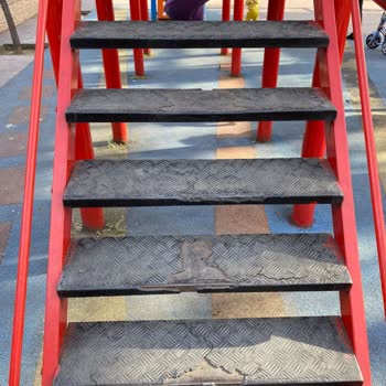 Esenler Belediyesi Çocuk Parkı Hem Tehlikeli Hem De Çok Eski Yenileme Talep Ediyoruz