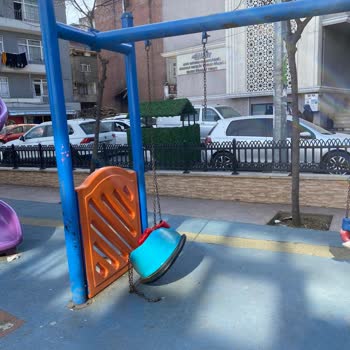 Esenler Belediyesi Çocuk Parkı Hem Tehlikeli Hem De Çok Eski Yenileme Talep Ediyoruz