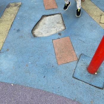 Esenler Belediyesi Çocuk Parkı Hem Tehlikeli Hem De Çok Eski Yenileme Talep Ediyoruz