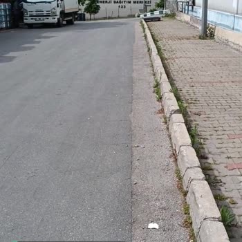 Bursa Nilüfer Belediyesi Yol Ve Kaldırım Üzerine Sabitlenmiş Duba Koyma!