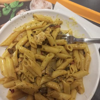 Makarnam Köri Tavuklu Makarnada 2 Tane Tane Tavuk Dilimi Vardı