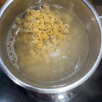 Piyale Yüksük Makarnana Hamurunda Böcek Çıktı