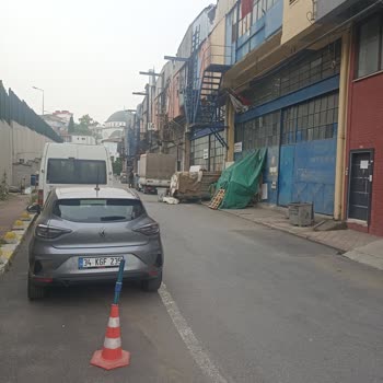 Tiktak Aracı Şirket Önüne Park Etmiş