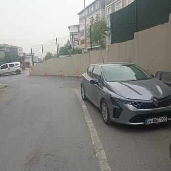 Tiktak Aracı Şirket Önüne Park Etmiş