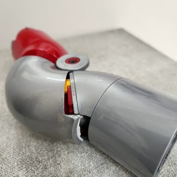 Dyson V10 Mobilya Altı Aparatı Kırıldı