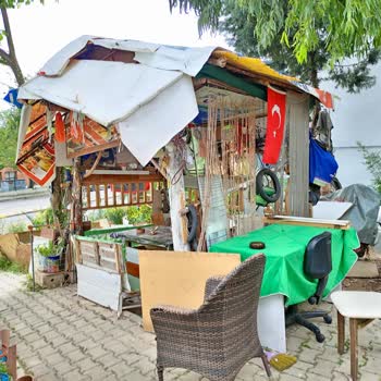 İzmir Gaziemir Belediyesi Görüntü Kirliliği Ve Uygunsuz Bir Yapı