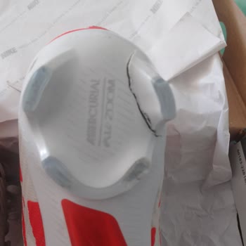 Nike Kramponda Kırılma Ve Çatlama