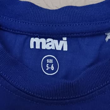 Mavi Jeans Tişörtleri Deliniyor