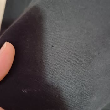 Mavi Jeans Tişörtleri Deliniyor